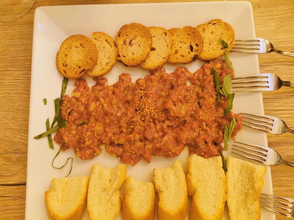 Paella valenciana del Pelayo Gastro Trinquet Plato de steak tartar del restaurante Casa Baldo 1915