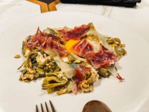 Alcachofas con jamon del restaurante Pelayo Gastro Trinquet