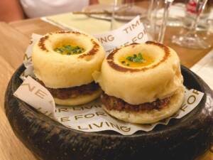 Hamburguesa steak de la carta de Living Bakkali