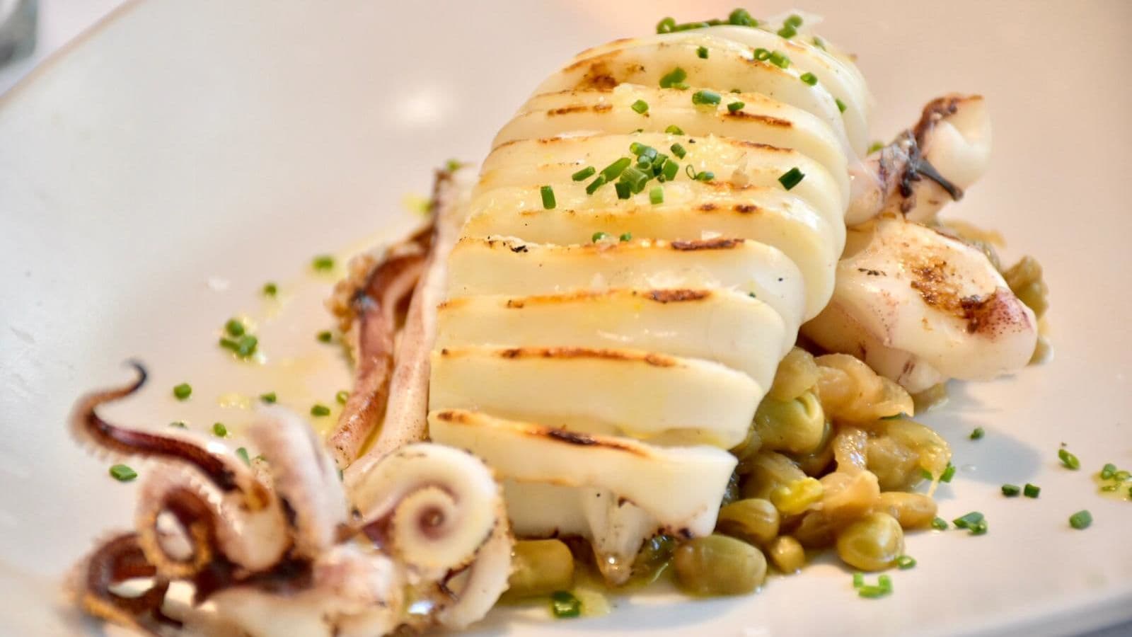 plato de calamar del restaurante puerta del mar valencia plato de calamar del restaurante puerta del mar valencia